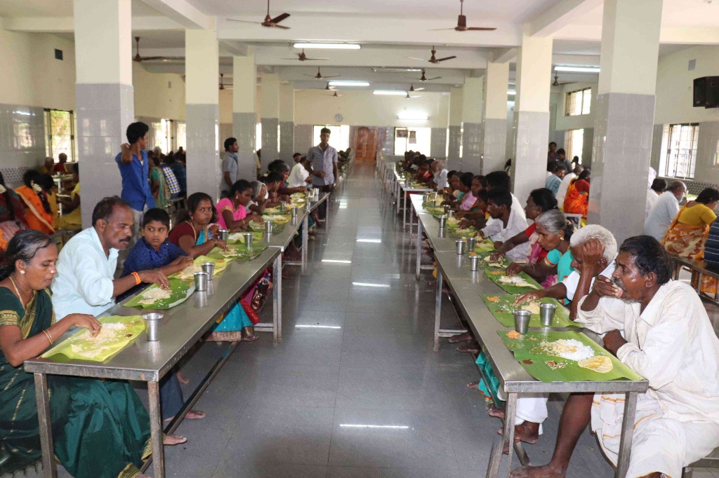Devotees partaking in Annadhanam at Srirangam